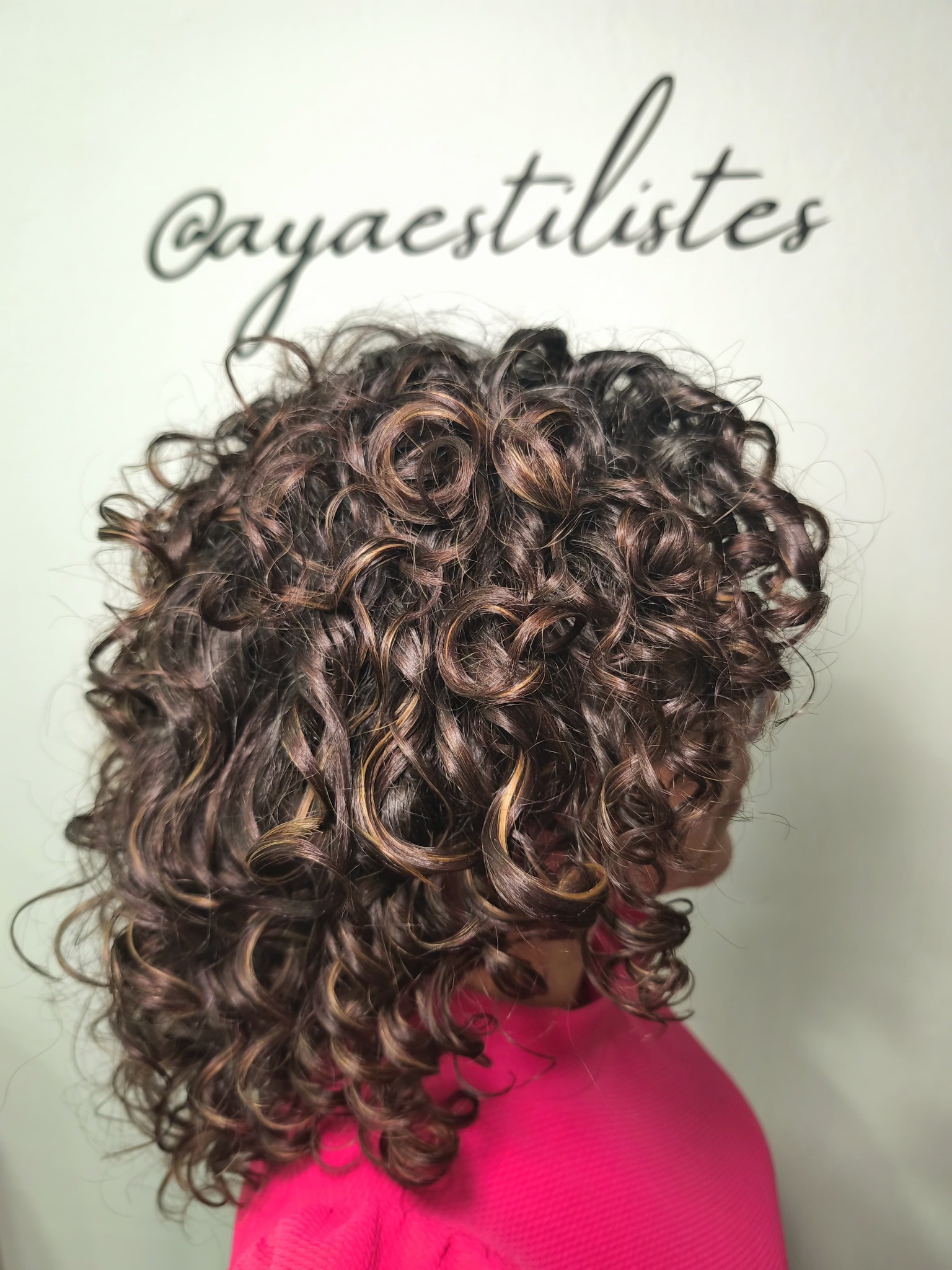 Cabello rizado trabajado en AYA Estilistes