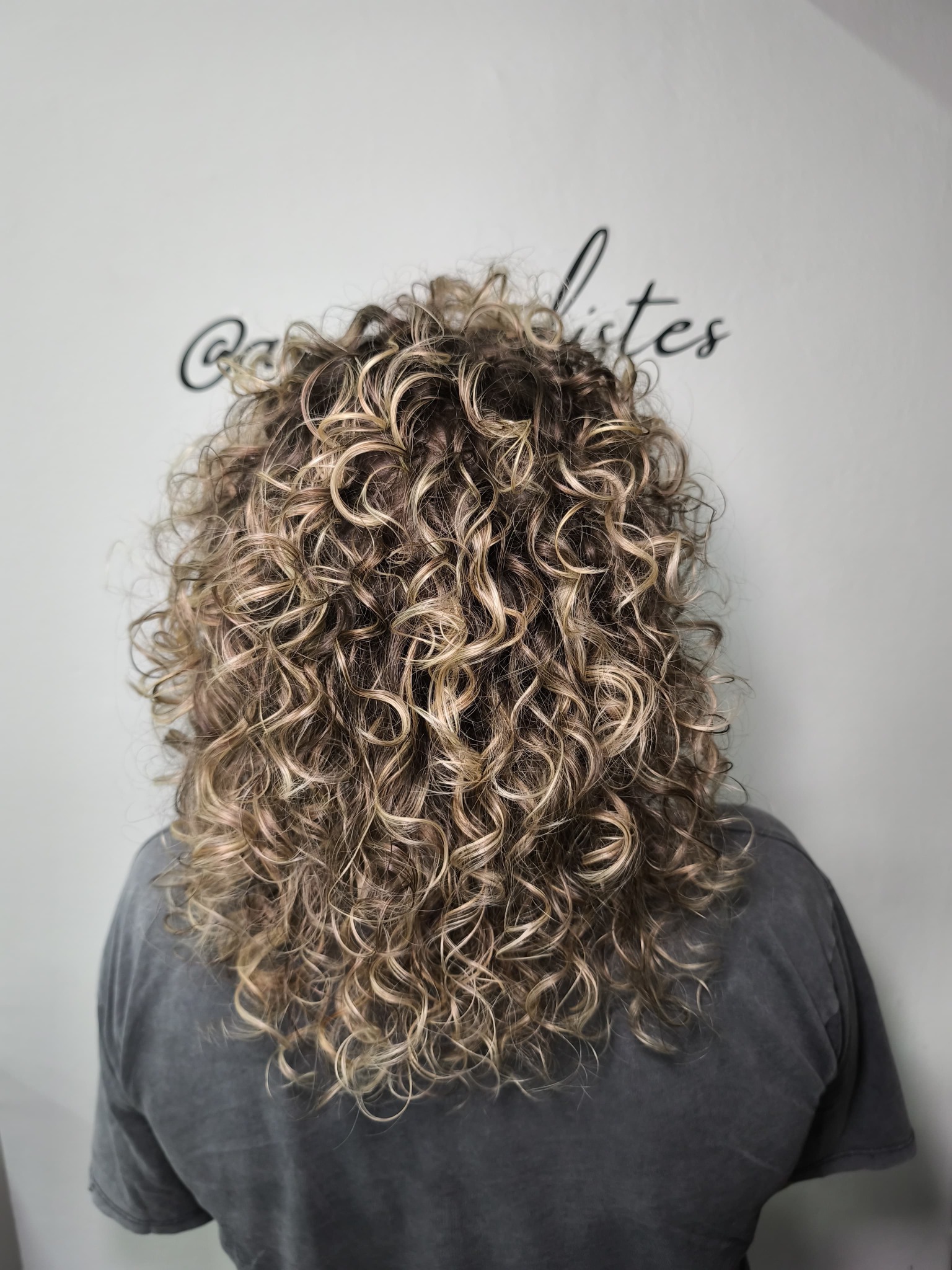 Cabello rizado trabajado en AYA Estilistes