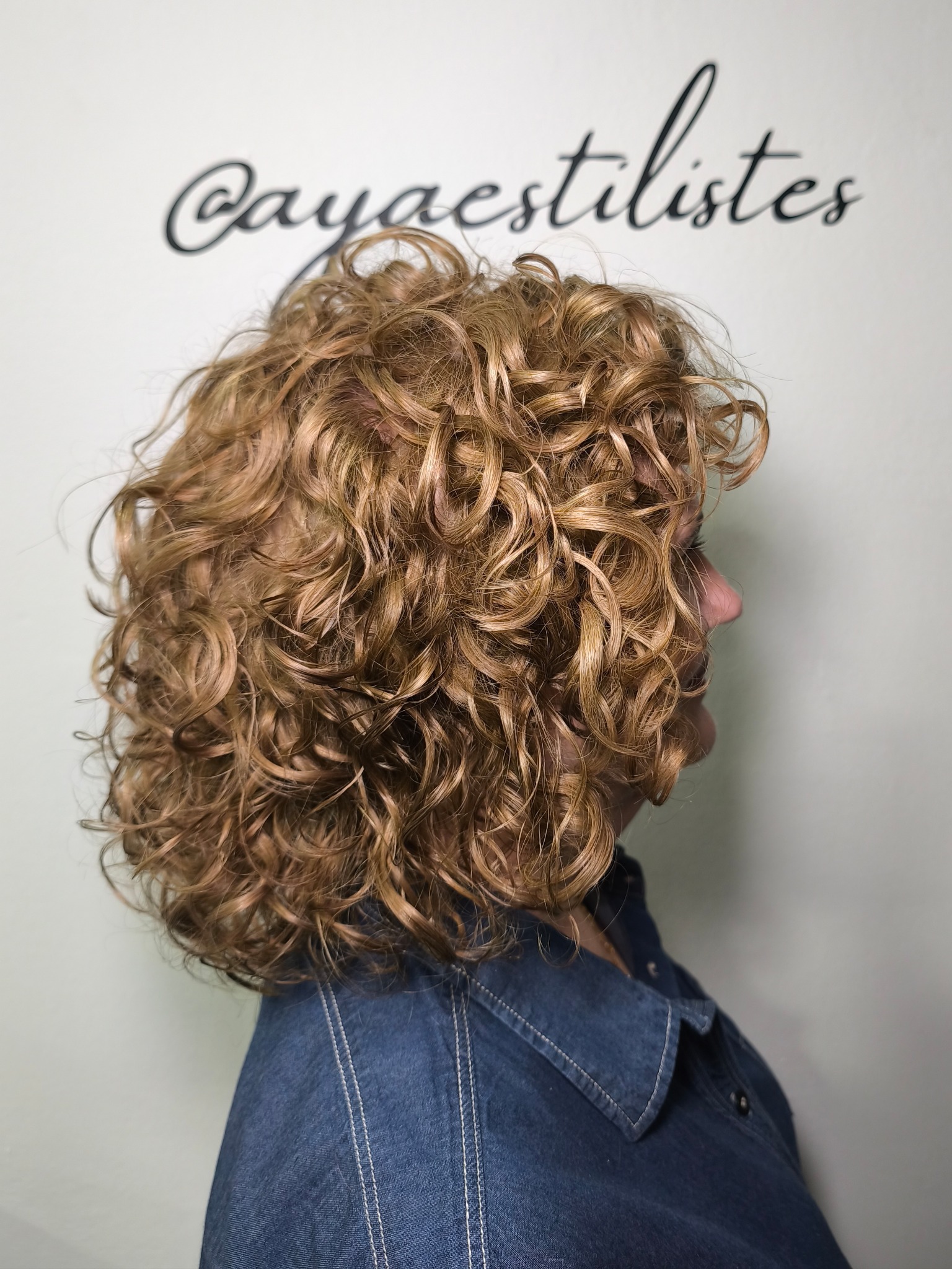 Cabello rizado trabajado en AYA Estilistes