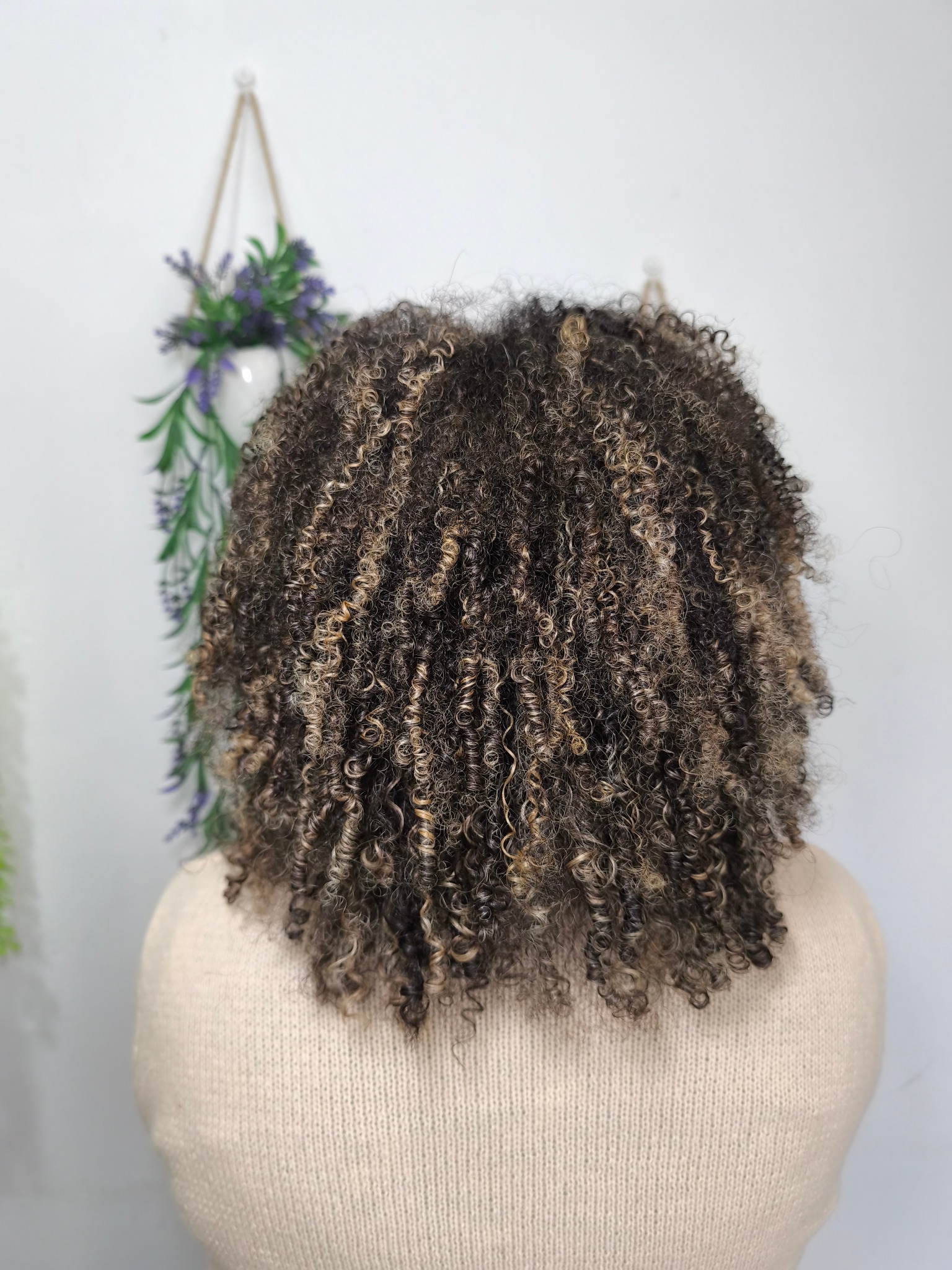 Cabello rizado trabajado en AYA Estilistes